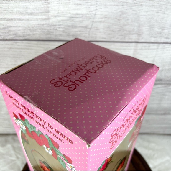NIB Strawberry Shortcake Viral Strawberry Shaped Candle Warmer Lamp HTF - Picture 8 of 10